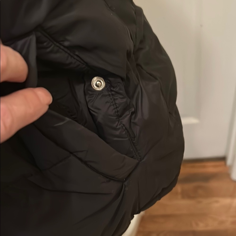 Women's old navy size medium Black Puffer Vest - Picture 3 of 5